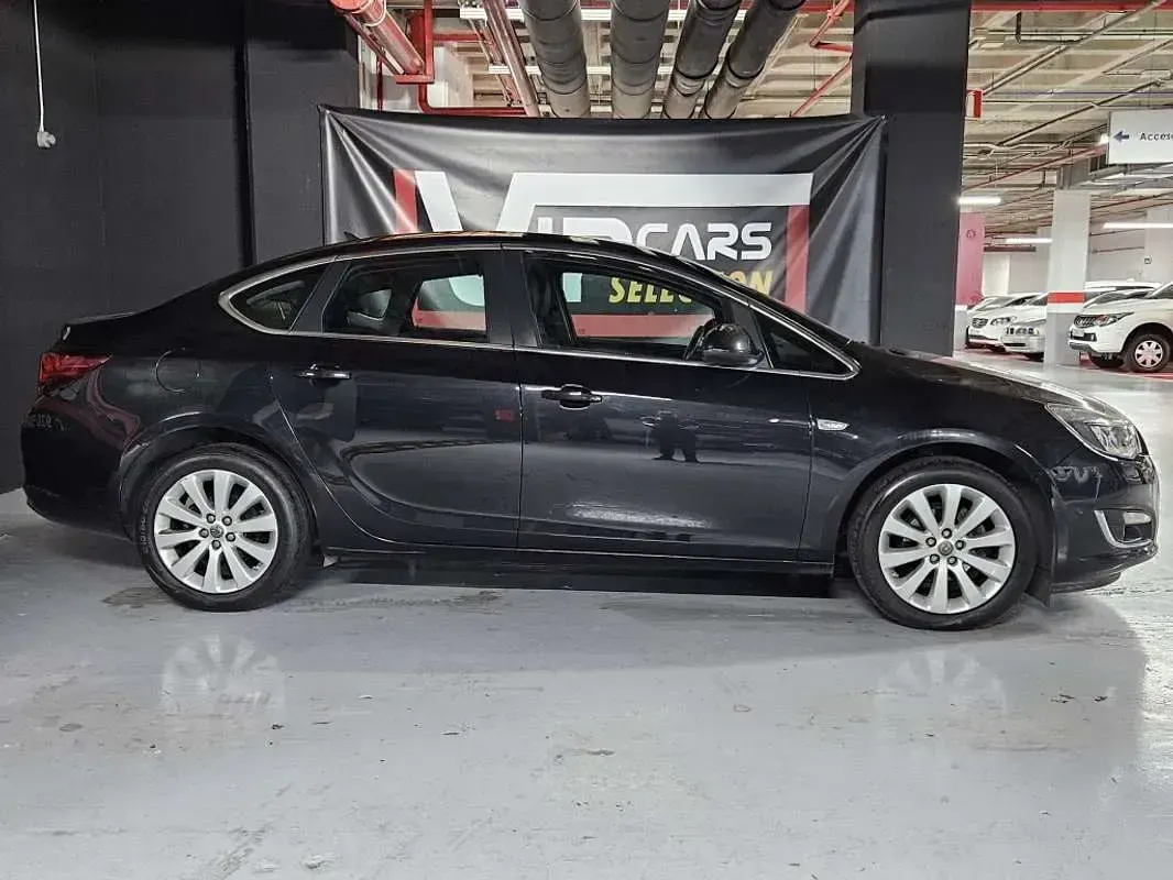Usado Opel Astra 140 CV (102 kW) 2014 Negro Berlina