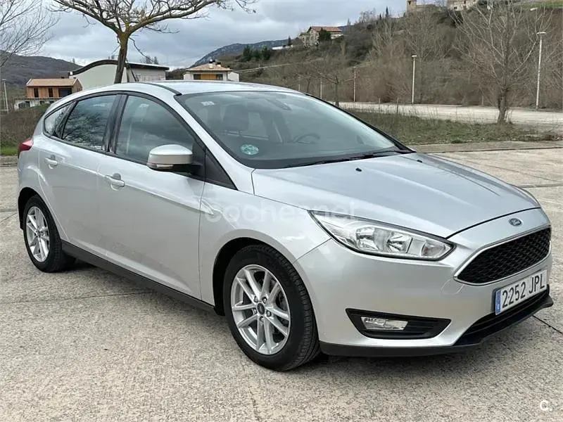 Usado Ford Focus Trend 125 CV (91 kW) 2016 Blanco Berlina