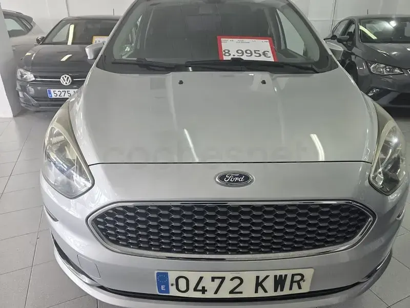 Usado Ford Ka Plus Ultimate 85 CV (62 kW) 2019 Gris / plata Utilitario
