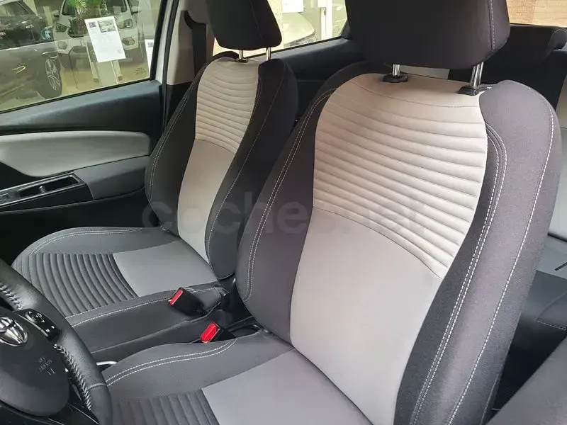 Usado Toyota Yaris Hybrid Active 100 CV (73 kW) 2019 Blanco Berlina