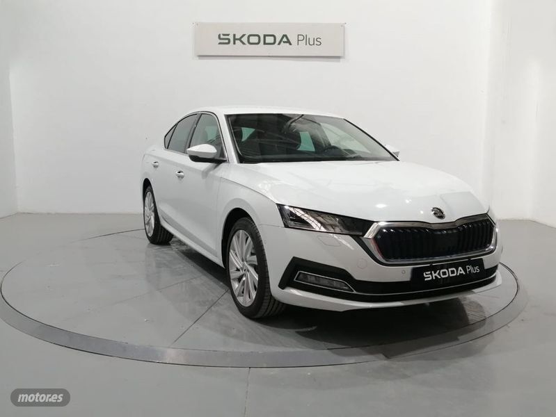 Blanco Nuevo 2025 Skoda Octavia Selection Berlina | 27.950 € (Super precio) - Imagen 1/4