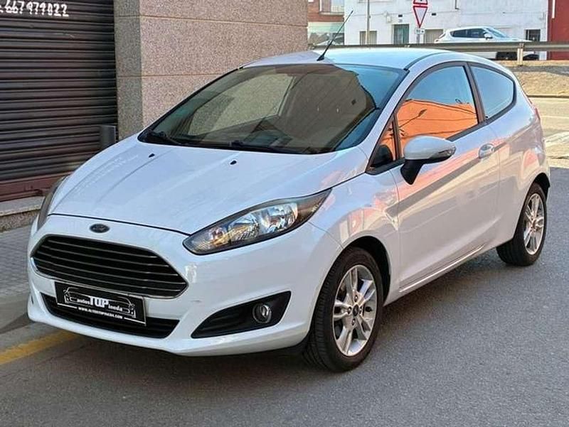 Usado Ford Fiesta Trend 101 CV (74 kW) 2015 Blanco Utilitario