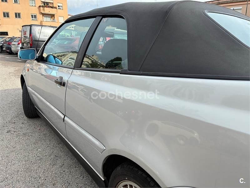 Usado VW Golf Cabriolet 100 CV (73 kW) 1998 Gris / plata Descapotable