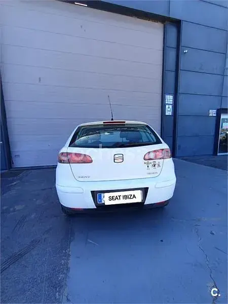 Usado Seat Ibiza Fresh 75 CV (55 kW) 2003 Blanco Utilitario