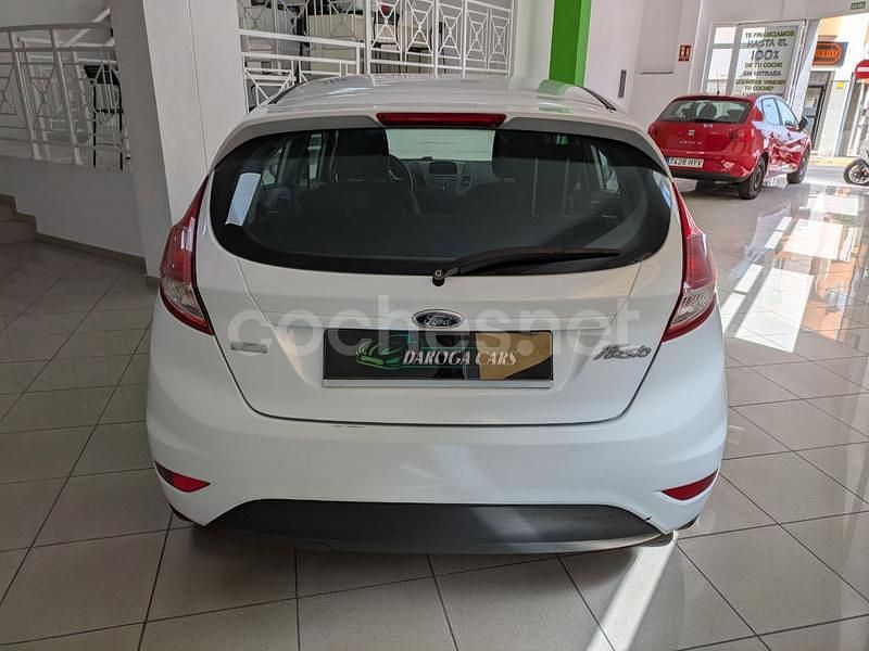 Usado Ford Fiesta Trend 100 CV (73 kW) 2015 Blanco Utilitario