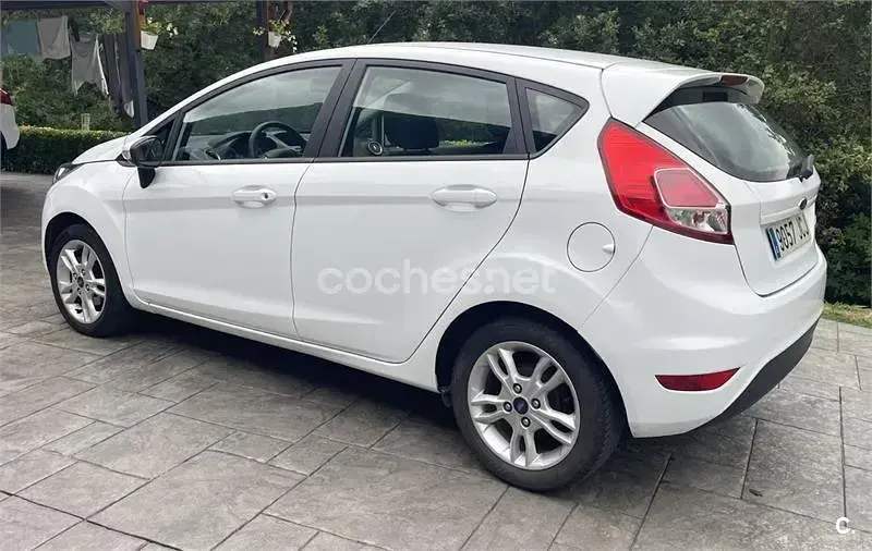 Usado Ford Fiesta Titanium 95 CV (69 kW) 2015 Blanco Utilitario