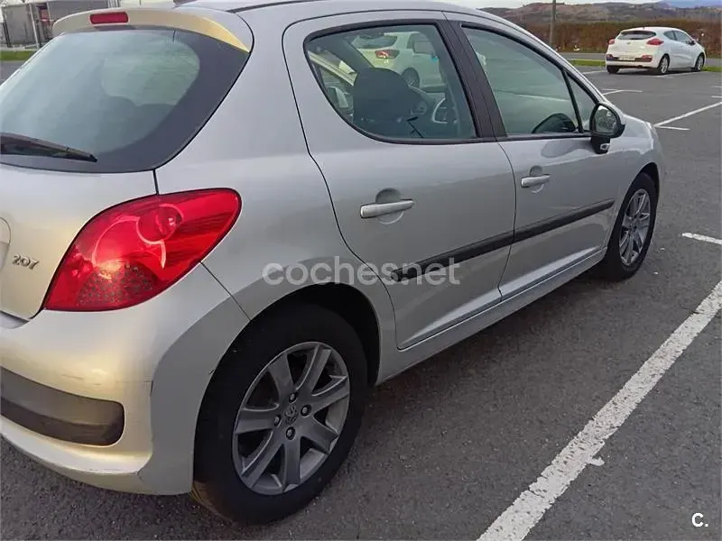 Usado Peugeot 207 75 CV (55 kW) 2006 Blanco Berlina