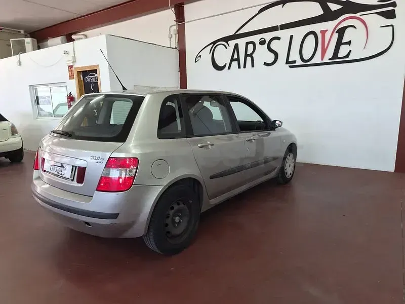 Usado Fiat Stilo Active 100 CV (73 kW) 2004 Gris / plata Berlina