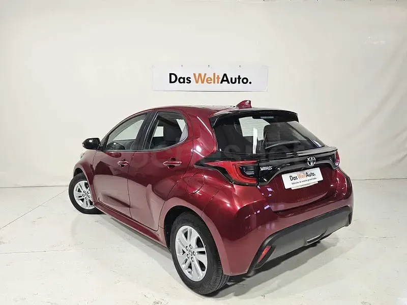 Usado Toyota Yaris 125 CV (91 kW) 2021 Rojo Utilitario