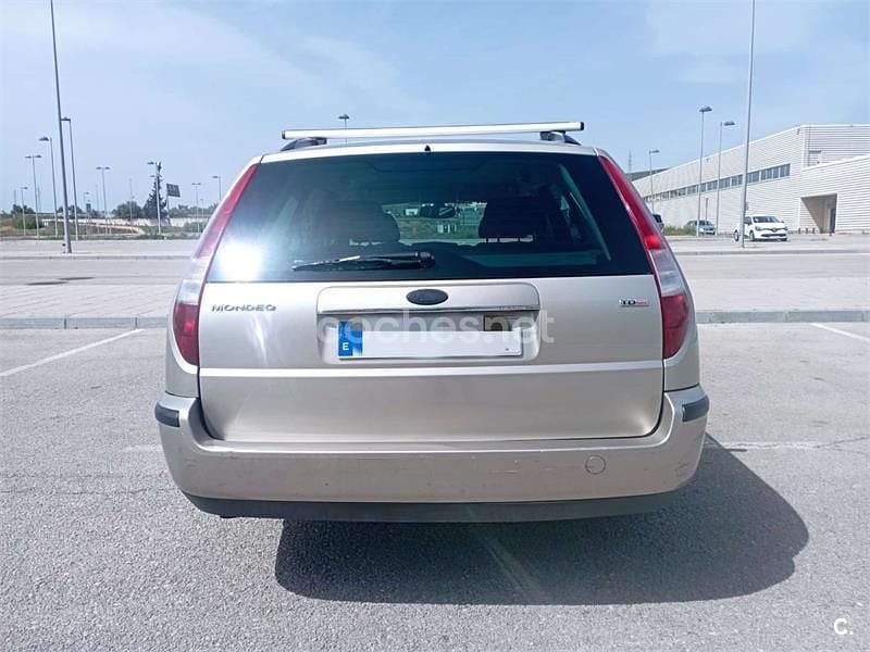 Usado Ford Mondeo Ghia 130 CV (95 kW) 2005 Beige Familiar