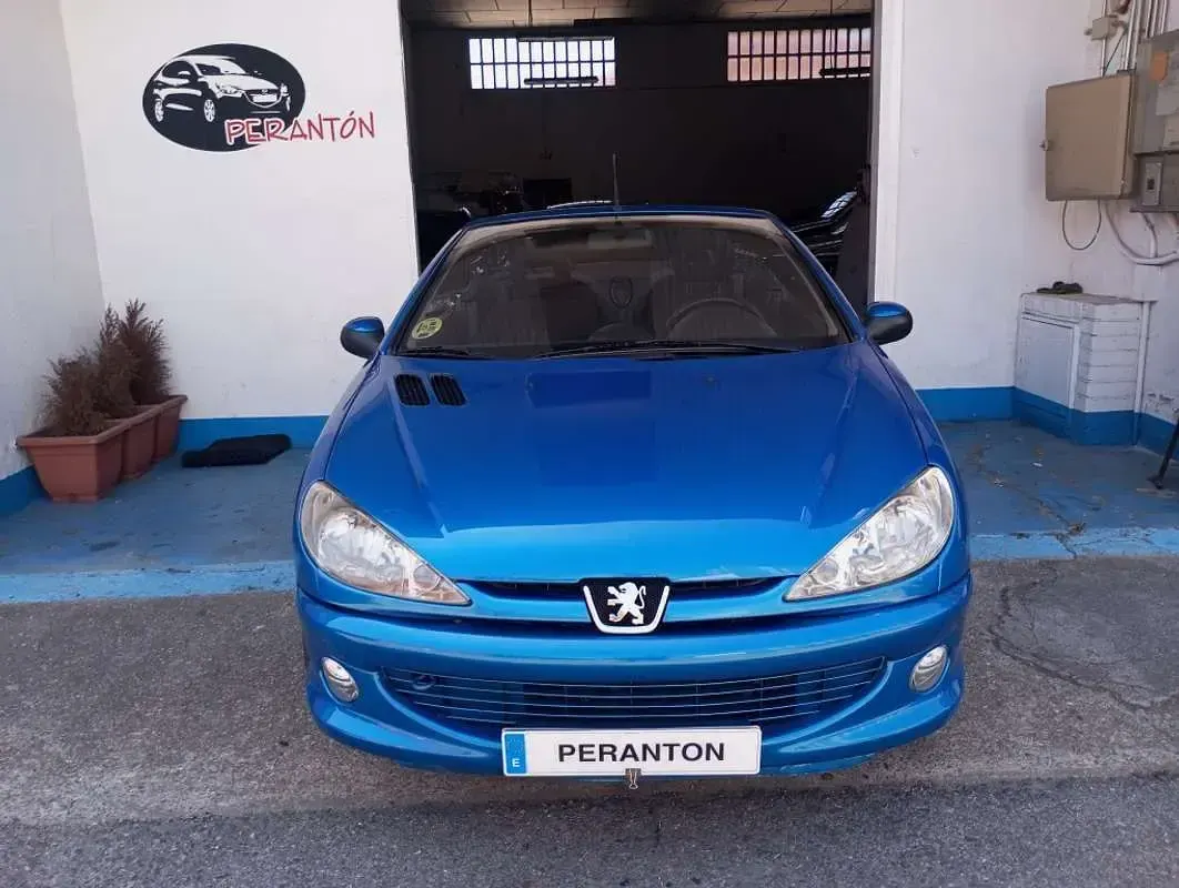 Usado Peugeot 206 CC 109 CV (80 kW) 2003 Azul Descapotable