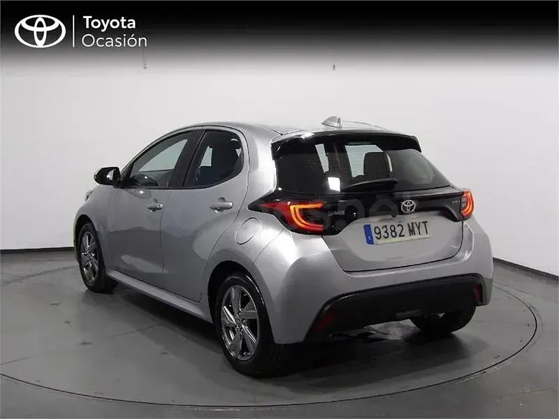 Usado Toyota Yaris Hybrid Active 116 CV (85 kW) 2025 Gris / plata Berlina
