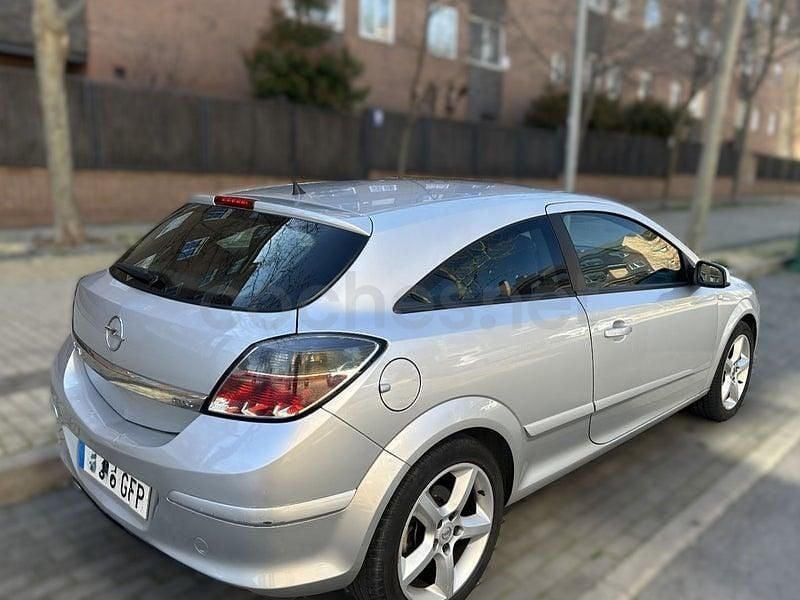Usado Opel Astra GTC Sport 140 CV (102 kW) 2008 Gris / plata Berlina