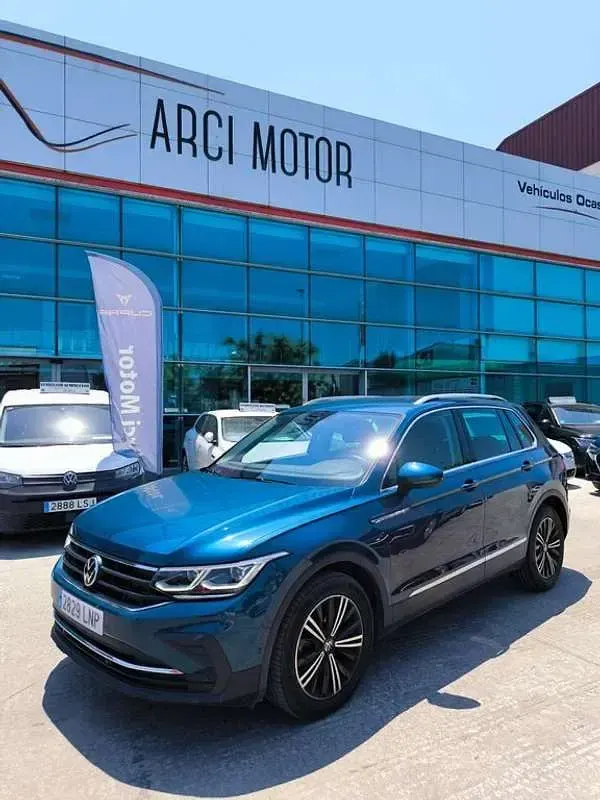 Usado VW Tiguan Life 150 CV (110 kW) 2021 Azul SUV