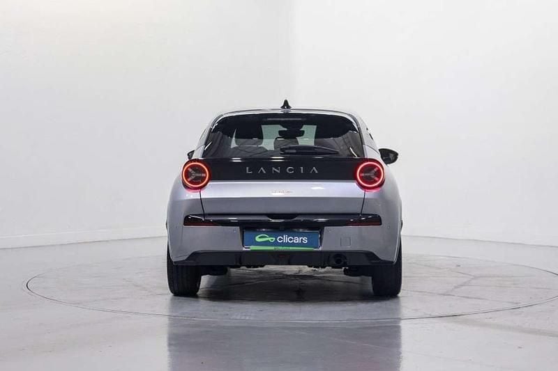 Usado Lancia Ypsilon 99 CV (72 kW) 2025 Plateado Utilitario