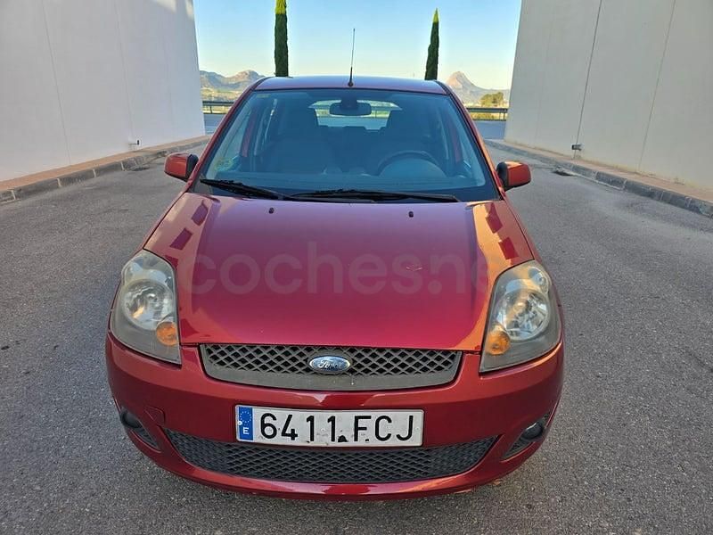 Używany Ford Fiesta Ghia 68 KM (50 kW) 2006 Czerwony Hatchback