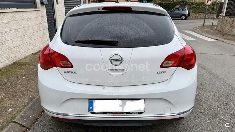 Używany Opel Astra Selective 115 KM (84 kW) 2015 Biały Sedan/Limuzyna