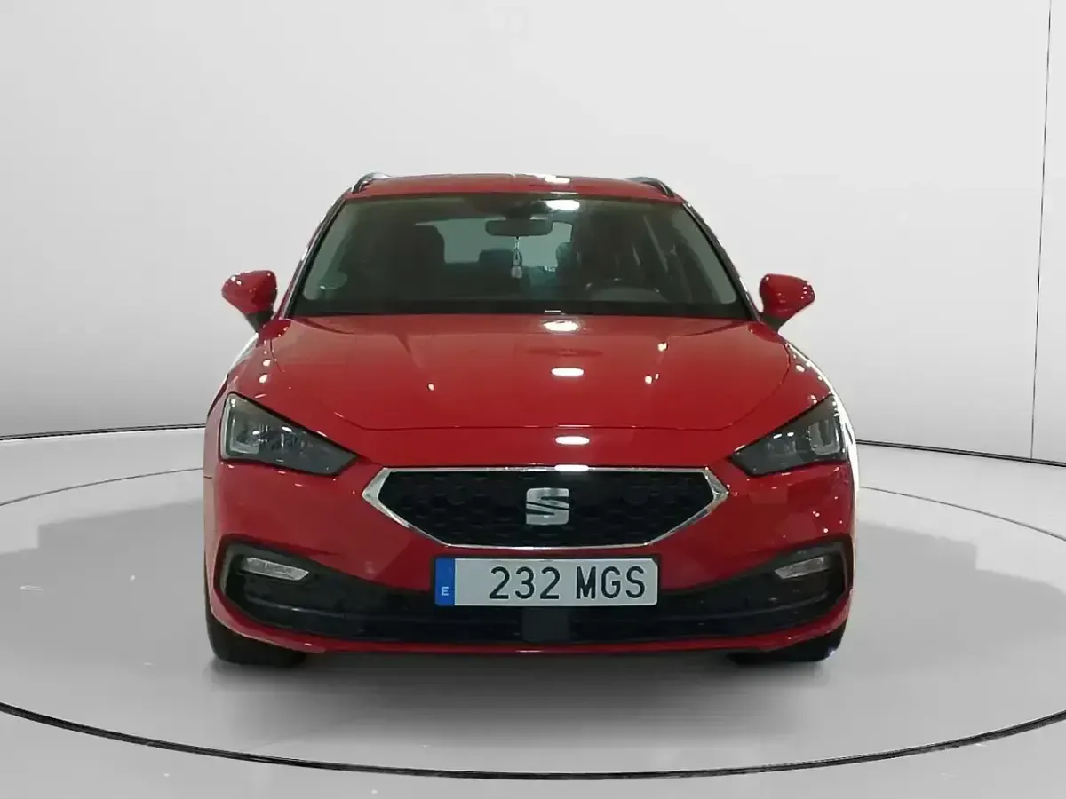 Usado Seat Leon Reference 116 CV (85 kW) 2022 Rojo Familiar
