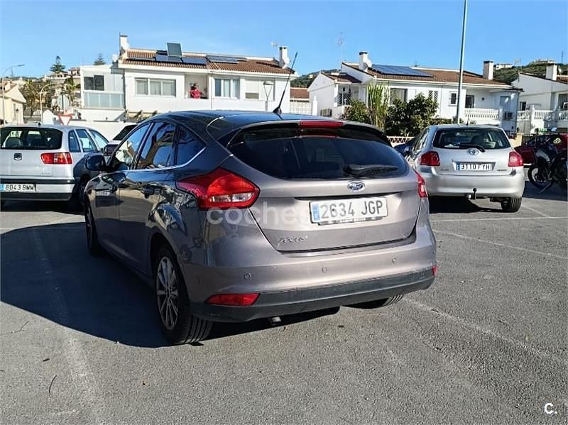 Usado Ford Focus Titanium 120 CV (88 kW) 2015 Gris / plata Berlina