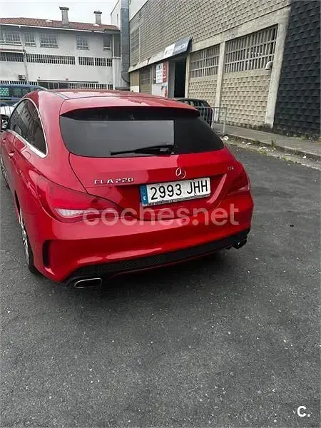 Usado Mercedes CLA220 Shooting Brake AMG line 177 CV (130 kW) 2015 Rojo Familiar