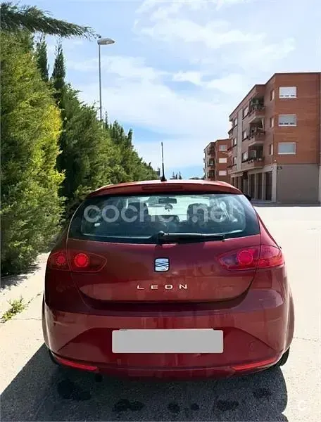 Usado Seat Leon Reference 105 CV (77 kW) 2010 Granate Utilitario