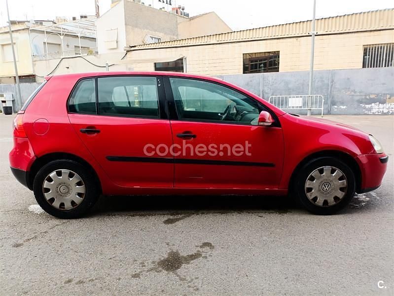 Usado VW Golf IV Trendline 115 CV (84 kW) 2004 Gris / plata Berlina