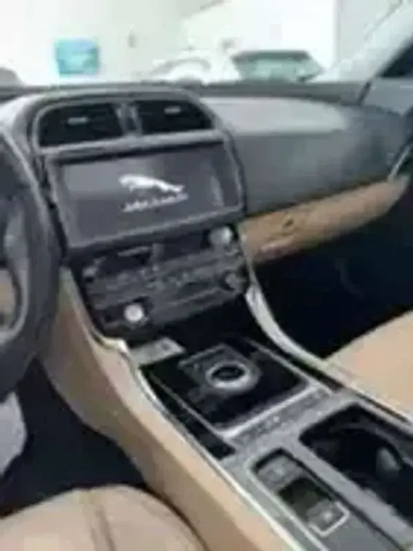 Usado Jaguar XE Prestige 179 CV (131 kW) 2020 Gris Berlina