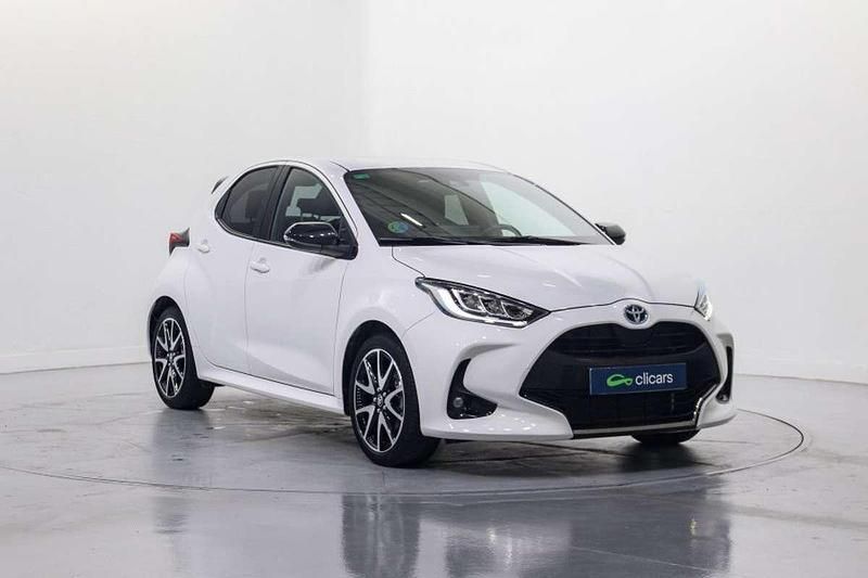 Usado Toyota Yaris Hybrid Style 75 CV (55 kW) 2022 Blanco Berlina