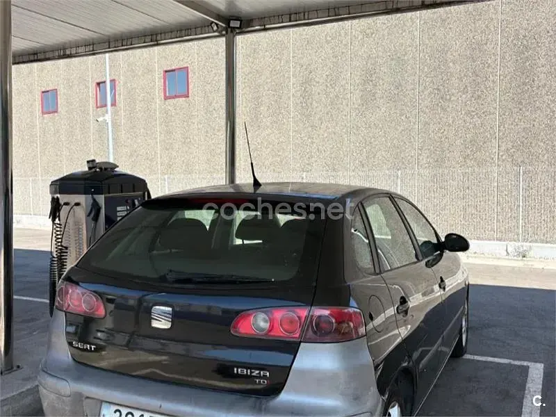 Usado Seat Ibiza Fresh 100 CV (73 kW) 2005 Negro Utilitario