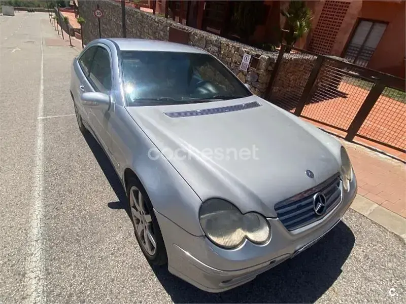 Usado Mercedes C220 143 CV (105 kW) 2003 Gris / plata Berlina