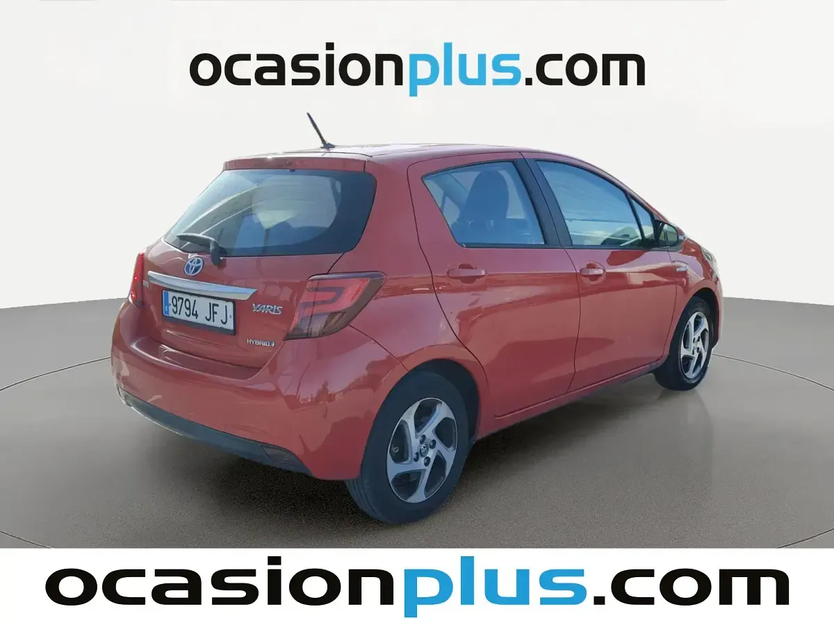 Usado Toyota Yaris Hybrid Active 100 CV (73 kW) 2015 Rojo Utilitario