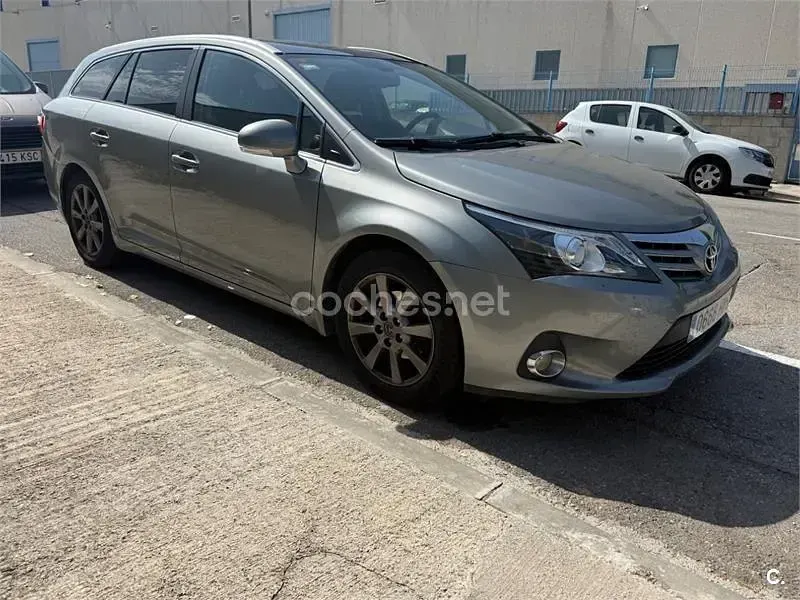 Usado Toyota Avensis Advance 124 CV (91 kW) 2013 Gris / plata Familiar