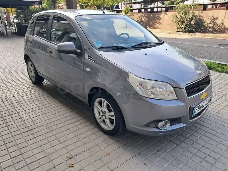 Usado Chevrolet Aveo LT 101 CV (74 kW) 2010 Gris / plata Berlina