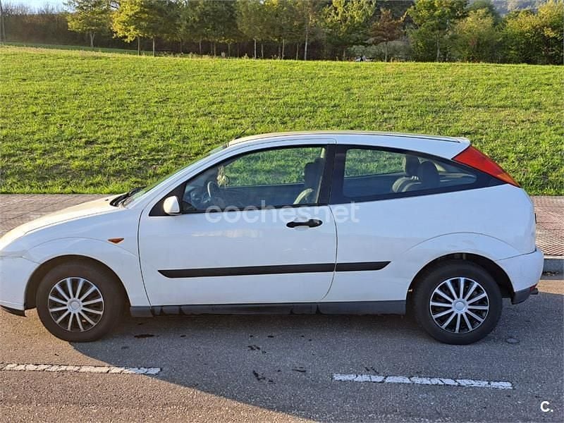Blanco Usado 2000 Ford Focus Trend Berlina | 1800 € (Precio justo) - Imagen 1/4