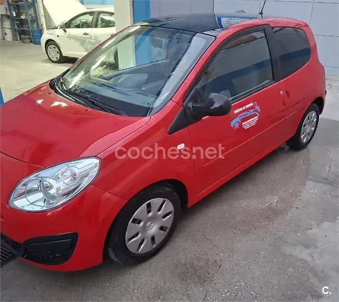 Usado Renault Twingo Dynamique 75 CV (55 kW) 2010 Rojo Utilitario