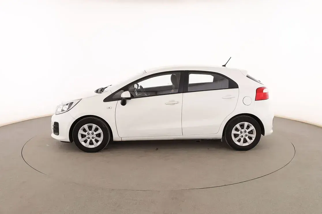Usado Kia Rio 85 CV (62 kW) 2015 Blanco Berlina