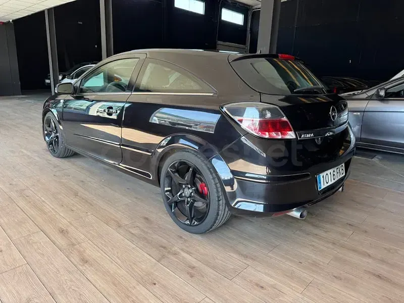 Usado Opel Astra GTC Sport 170 CV (125 kW) 2006 Negro Berlina