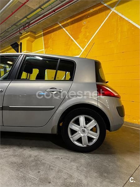 Usado Renault Mégane II Dynamique 98 CV (72 kW) 2005 Gris / plata Berlina