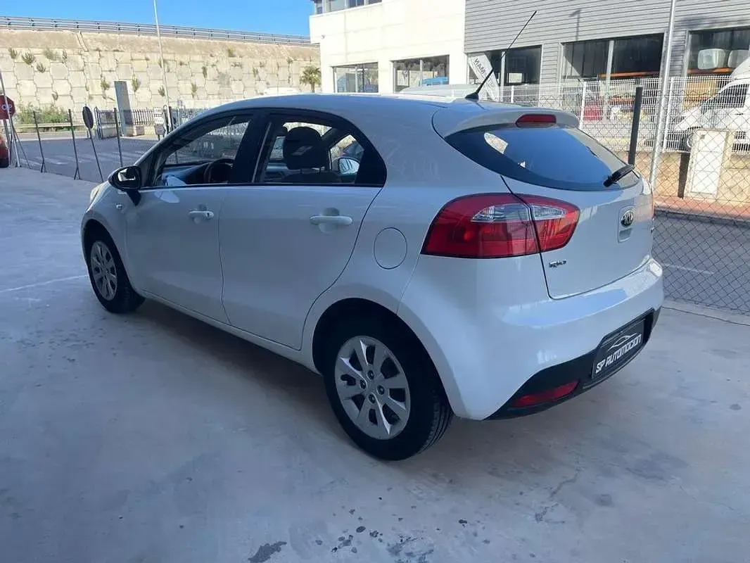 Usado Kia Rio 75 CV (55 kW) 2016 Blanco Utilitario