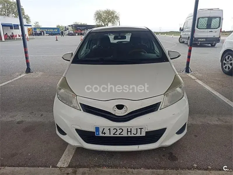 Usado Toyota Yaris Live 90 CV (66 kW) 2012 Blanco Utilitario