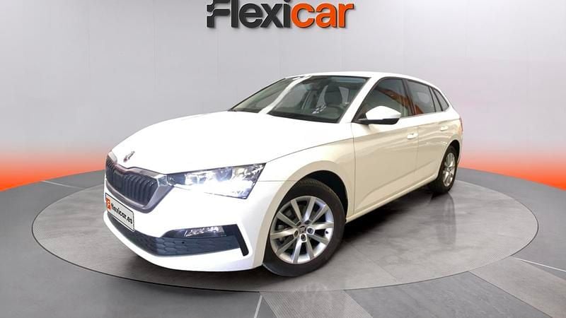 Usado Skoda Scala Ambition 110 CV (80 kW) 2021 Blanco Utilitario