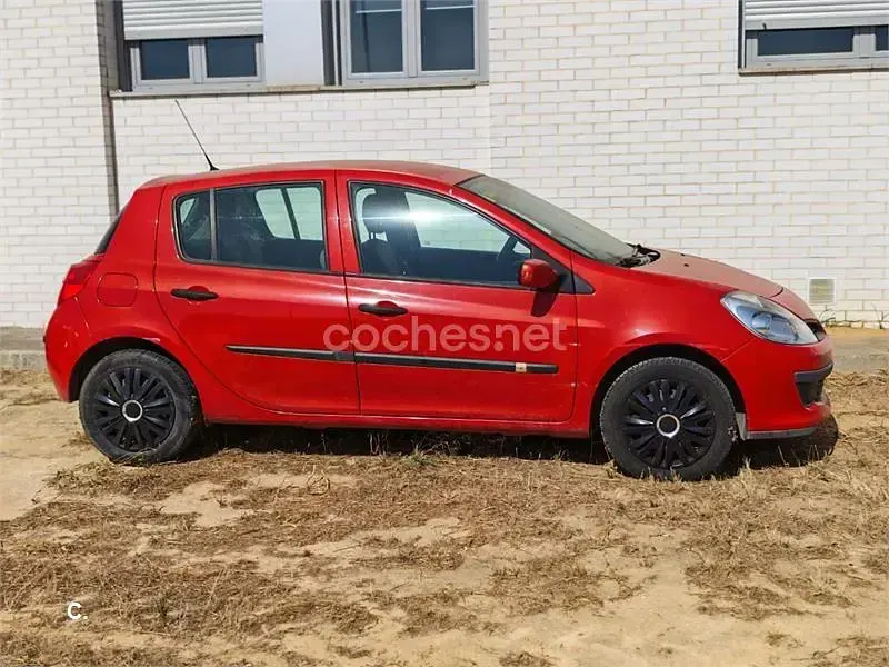 Usado Renault Clio II Dynamique 85 CV (62 kW) 2007 Rojo Berlina