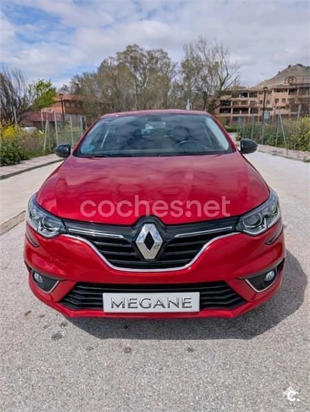 Usado Renault Mégane IV LIMITED 115 CV (84 kW) 2019 Rojo Berlina