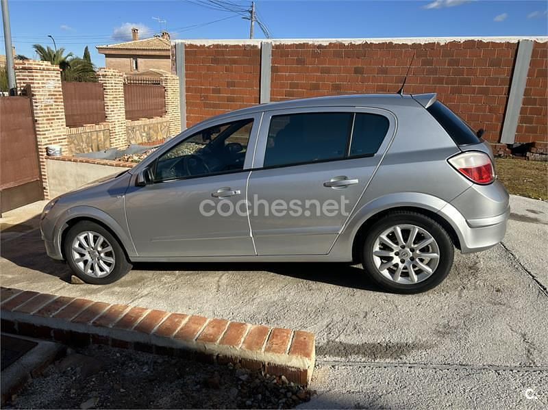 Usado Opel Astra Cosmo 100 CV (73 kW) 2006 Gris / plata Berlina