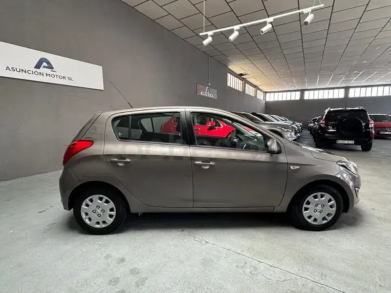 Usado Hyundai i20 Base 85 CV (62 kW) 2013 Beige Utilitario