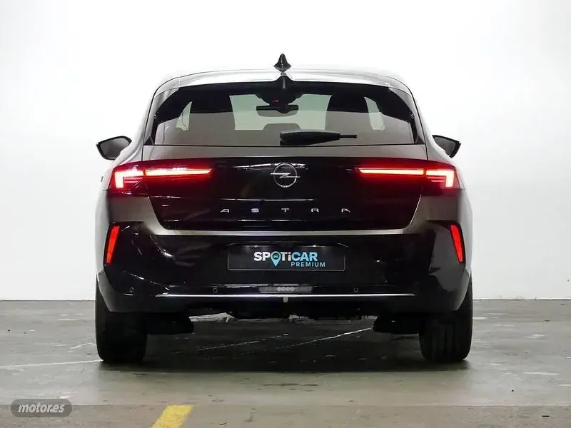 Usado Opel Astra Elegance 130 CV (95 kW) 2023 Negro Utilitario