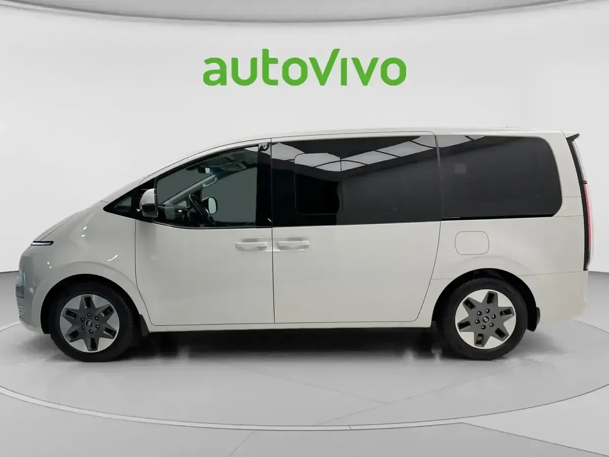 Usado Hyundai Staria 178 CV (130 kW) 2022 Creamy white Monovolumen
