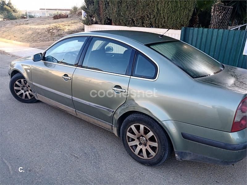 Usado VW Passat Highline 130 CV (95 kW) 2003 Verde Berlina