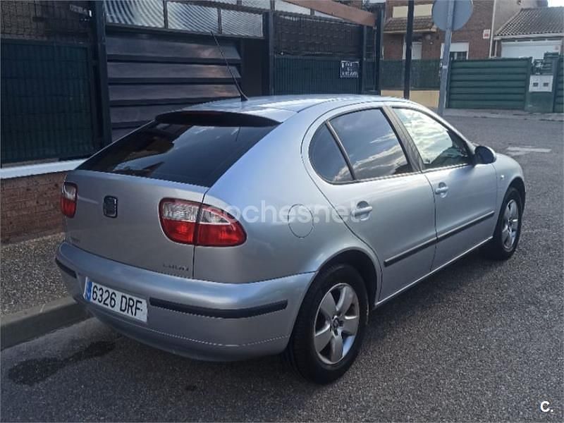 Usado Seat Leon 105 CV (77 kW) 2005 Gris / plata Berlina