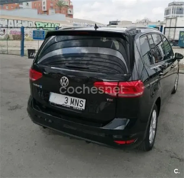 Usado VW Touran Advance 115 CV (84 kW) 2017 Negro Monovolumen